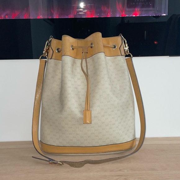 Authentic Gucci Vintage White Monogram Canvas Drawstring Bucket Bag - Picture 2 of 16
